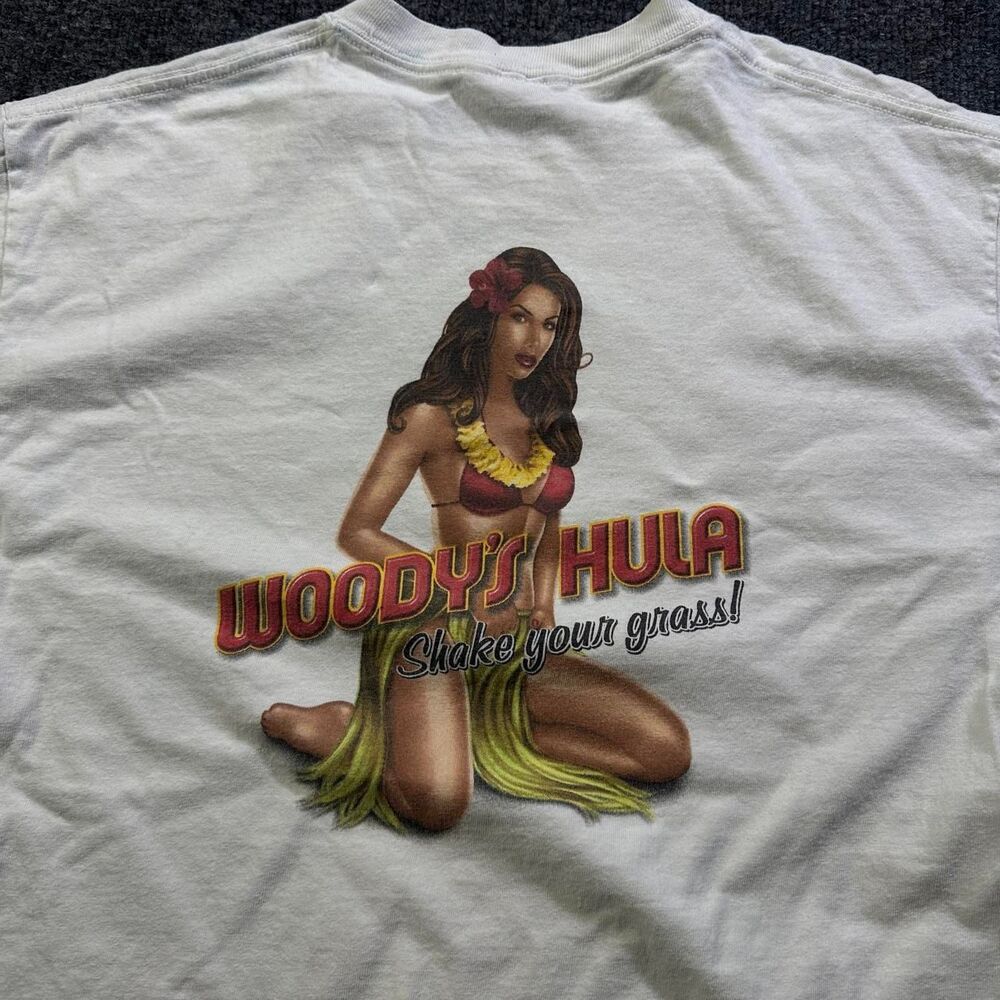Y2K Vtg Woodys Hula “Shake your grass” Island Girl Graphic T-Shirt